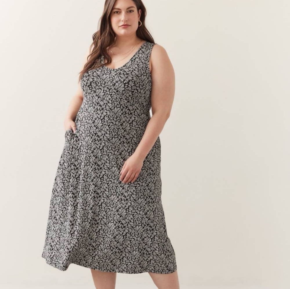 Pennigtons geometric pattern midi dress, v in front and back. Pockets.Size
